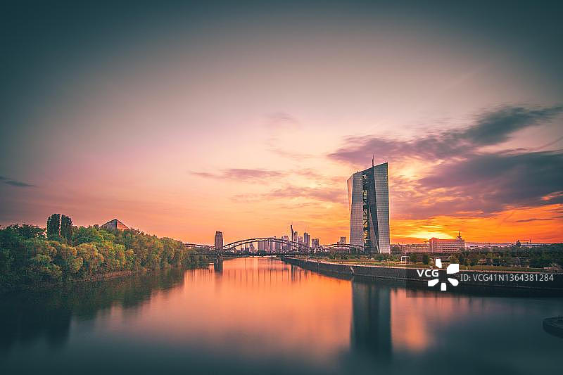 日落下的欧洲中央银行与法兰克福天际线图片素材