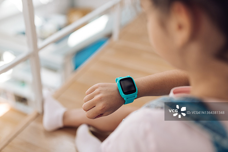 使用智能手表的女孩特写图片素材