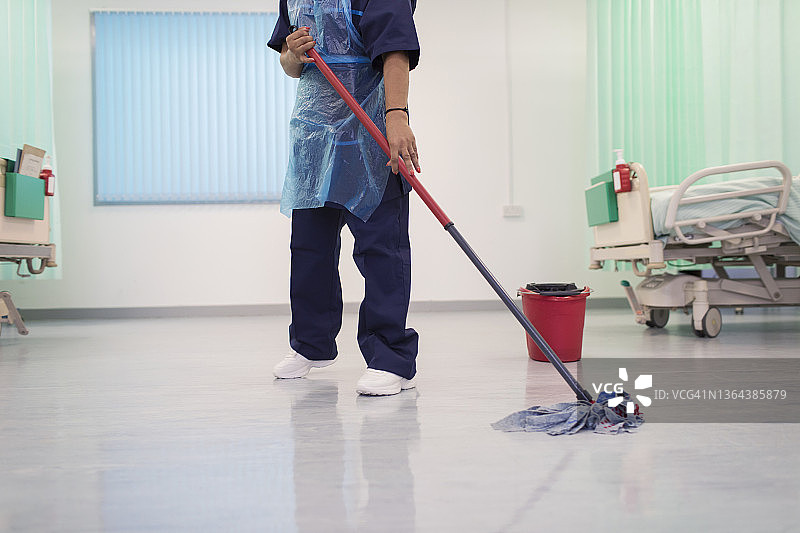 女护工清洁医院病房地面图片素材