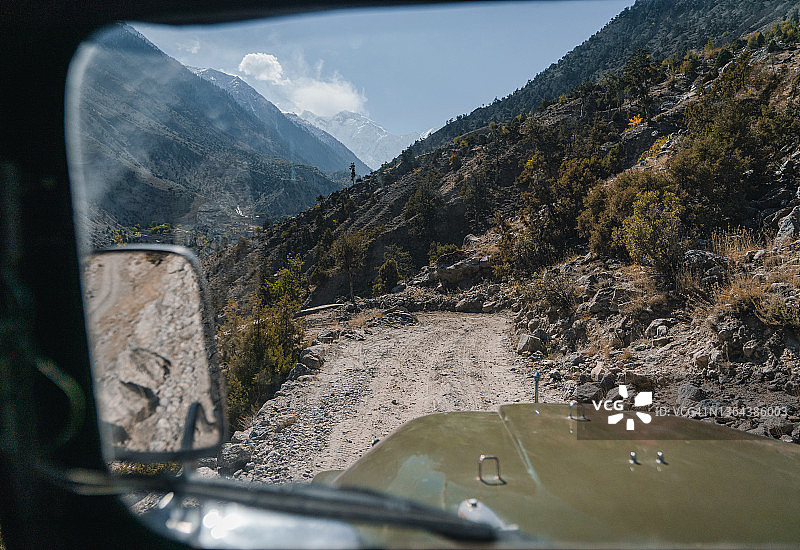 在巴基斯坦北部驾驶4x4 SUV上山前往南迦帕尔巴特峰大本营图片素材