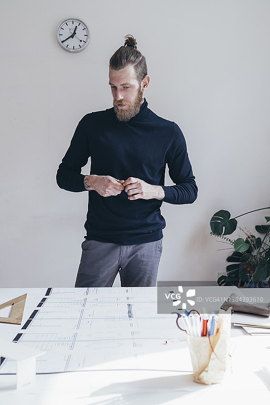 努力工作的建筑师正在为他的新项目绘制图纸图片素材