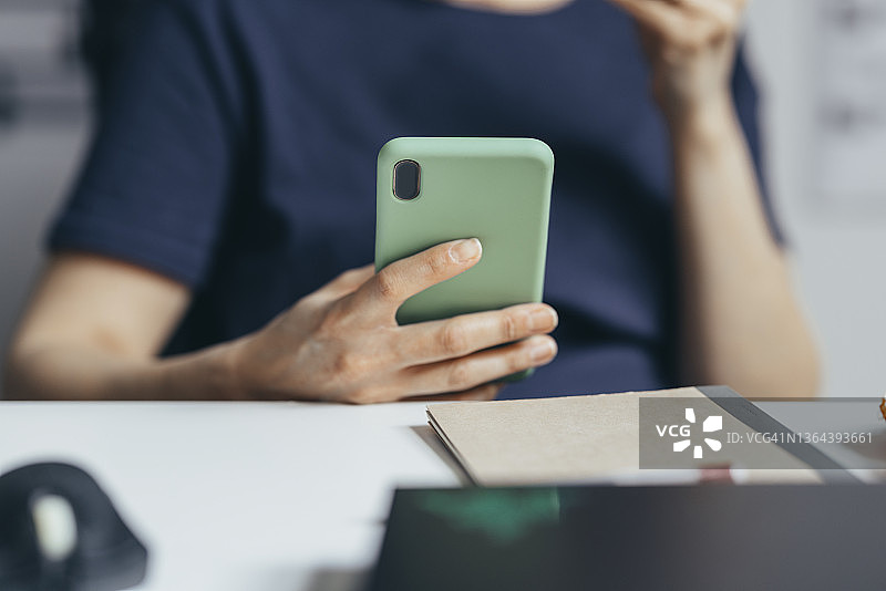 使用智能手机的人图片素材