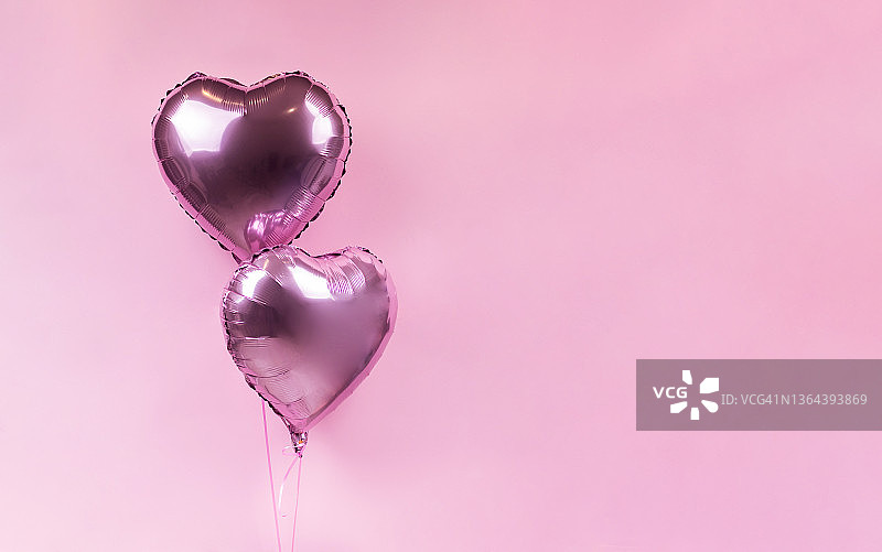 粉色背景上的两个粉色心形气球图片素材