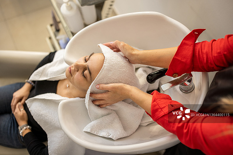 理发师用毛巾擦干顾客的头发图片素材