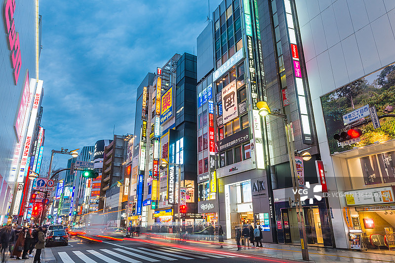 东京新宿繁华商业区夜景图片素材
