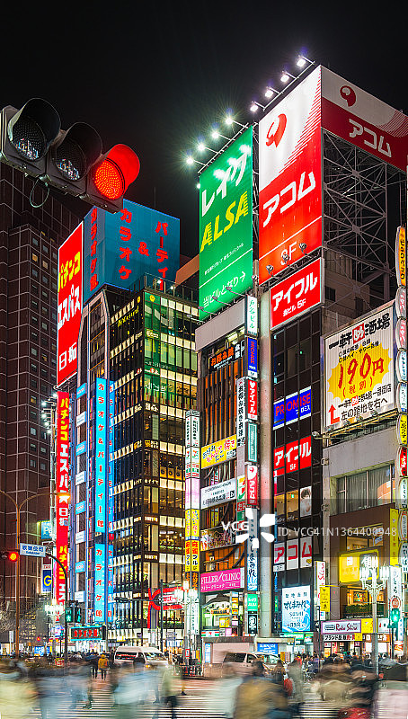 东京新宿霓虹灯广告牌下的行人图片素材