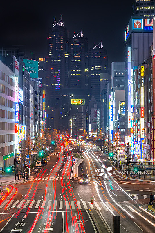 东京新宿：霓虹灯下的摩天大楼与夜间交通图片素材