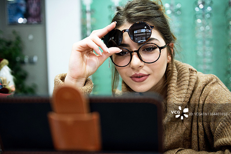 女人在眼镜店购买太阳镜图片素材