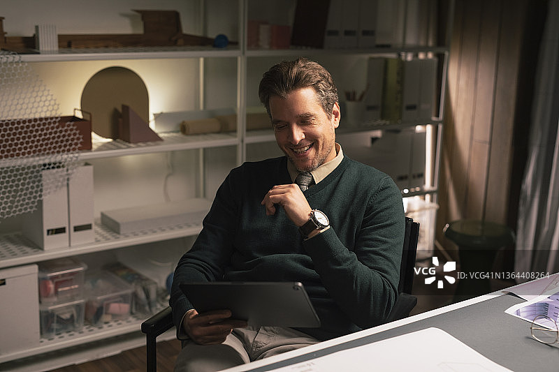 英俊优雅的商人用平板电脑观看Vlog图片素材