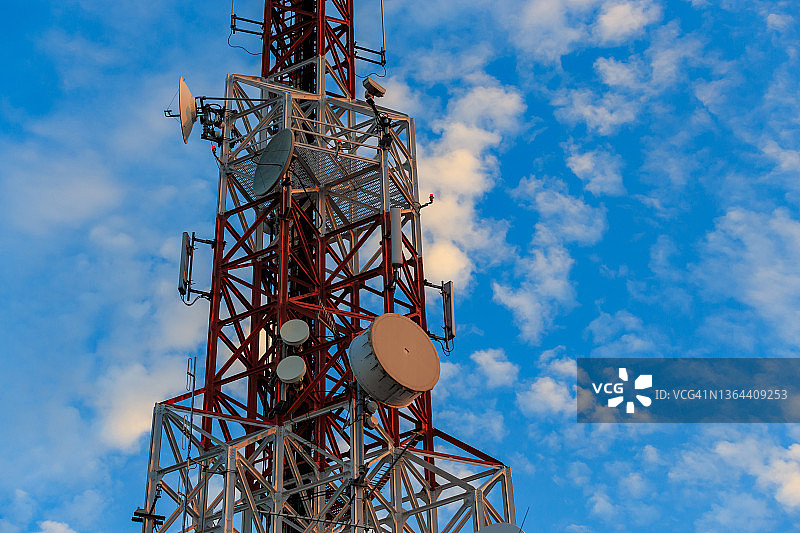 云层天空下的电信塔图片素材