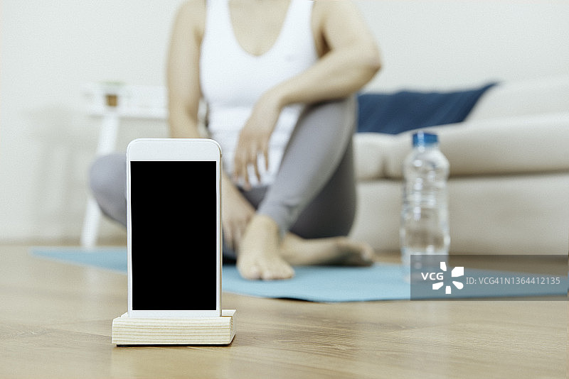 用智能手机做运动的女人图片素材