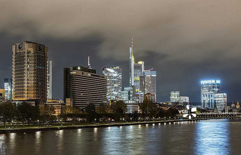 灯火辉煌的法兰克福金融区天际线图片素材