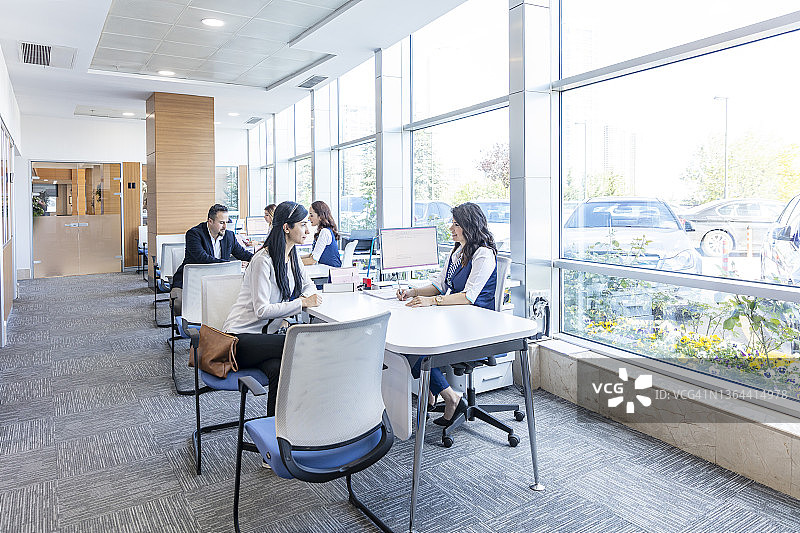 银行家与新客户讨论银行服务图片素材