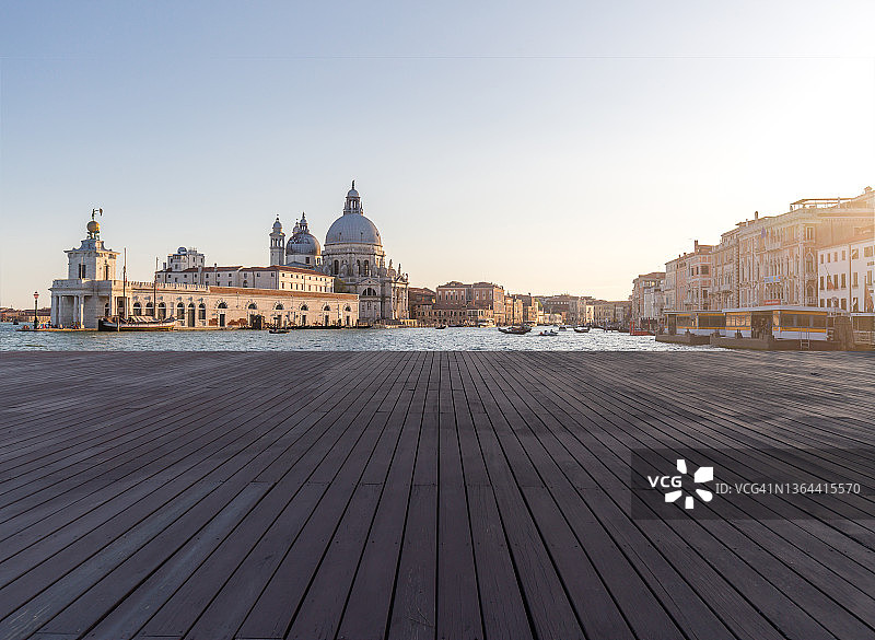 威尼斯日落时分的空码头图片素材