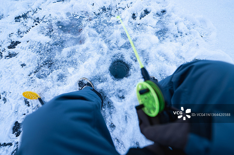 北极圈冰湖冰钓POV图片素材