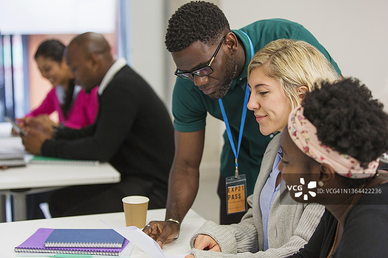 社区大学教授辅导学生图片素材