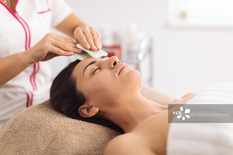 刮痧——中国传统石疗按摩图片素材