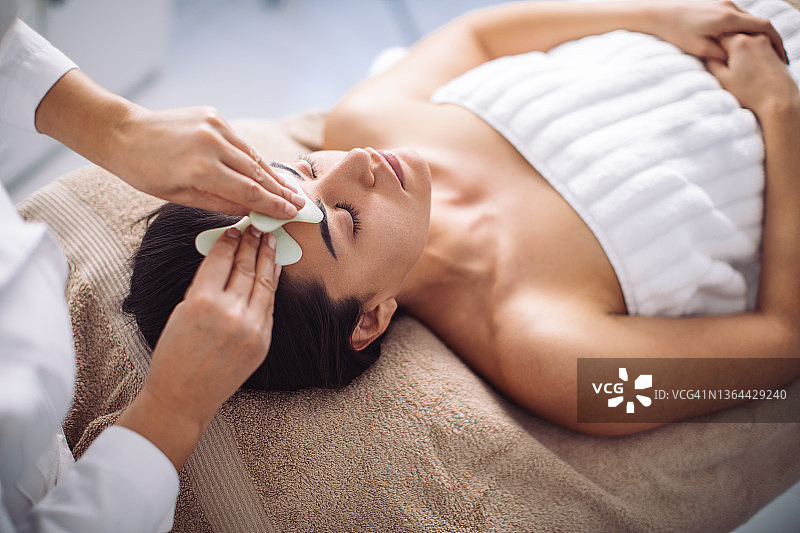 刮痧——中国传统石疗按摩图片素材