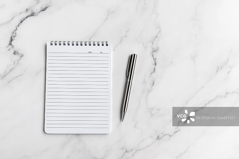 大理石桌上的便签本和笔图片素材