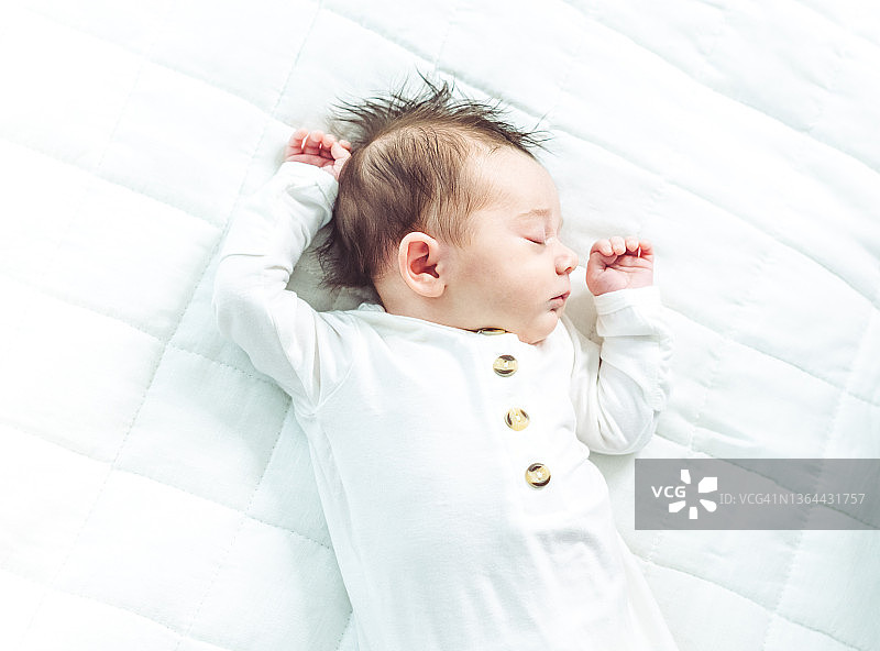 可爱的性别中立的新生婴儿正在睡觉图片素材