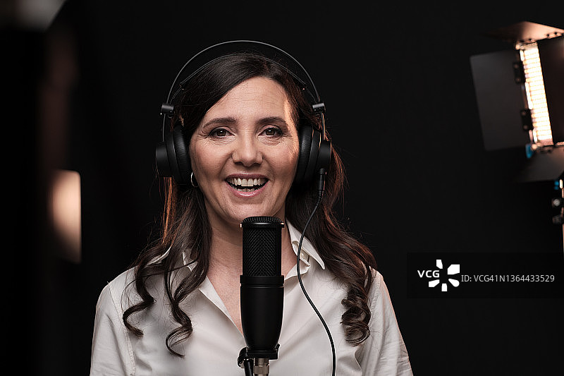 播音员或博主对着麦克风讲话图片素材