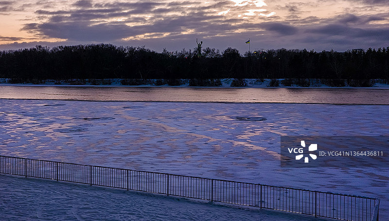 观景台金属围栏前的河畔冬日景色图片素材