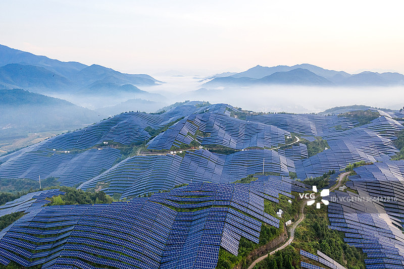 山顶上壮观的太阳能发电厂航拍图片素材