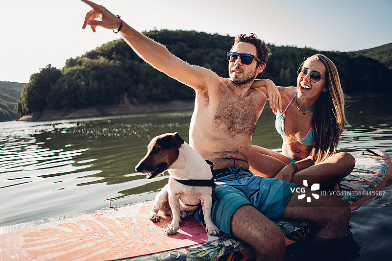 年轻情侣体验桨板运动图片素材