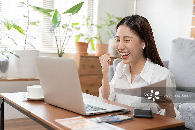 工作学习中兴奋的女性图片素材