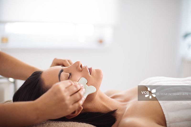 刮痧——中国传统石疗按摩图片素材