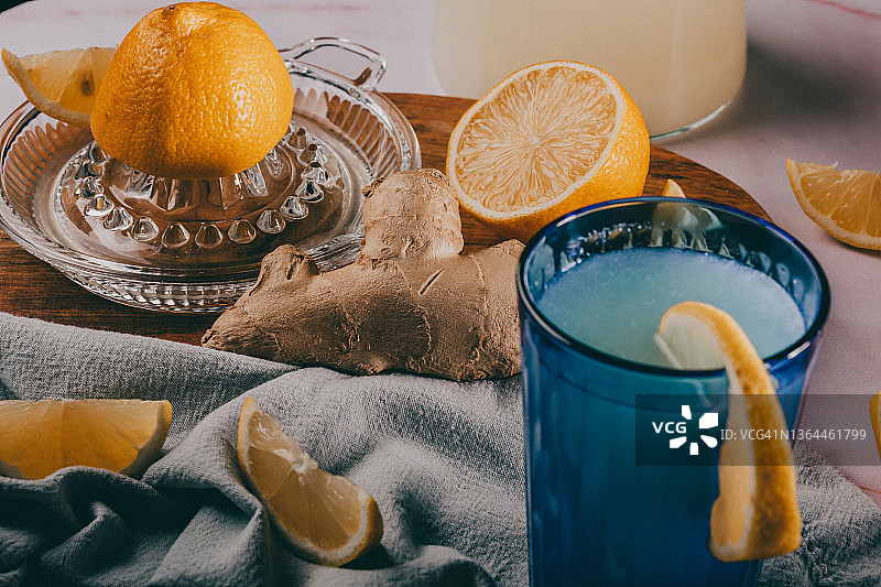 新鲜制作的姜汁柠檬水图片素材