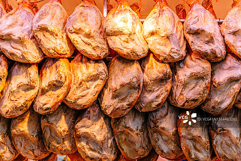 西班牙瓦伦西亚农贸市场悬挂的风干火腿图片素材
