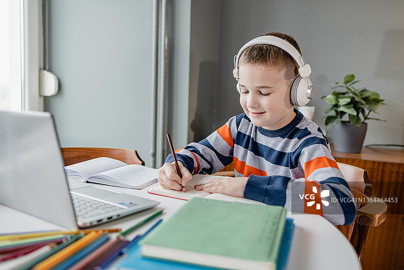 正在写作业的小男孩图片素材