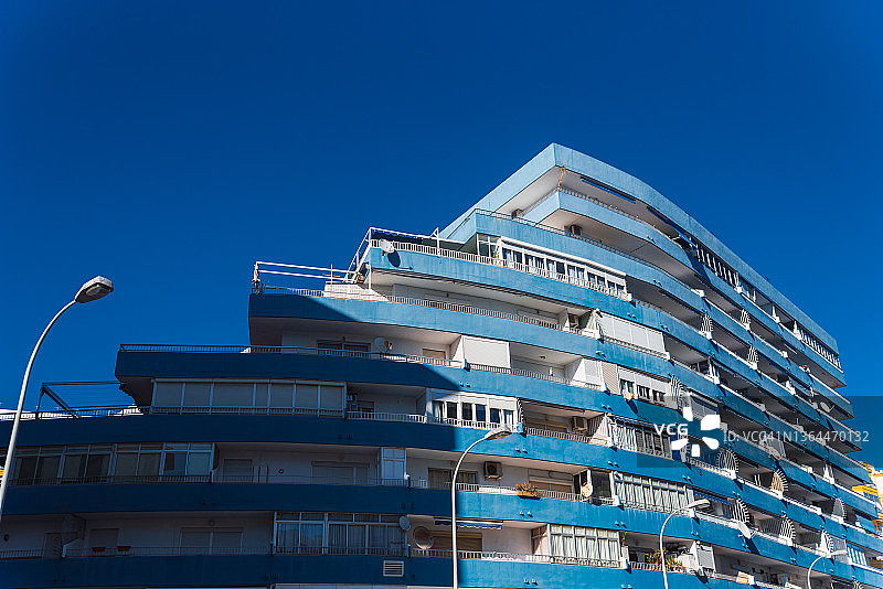 西班牙海岸的蓝色住宅楼图片素材