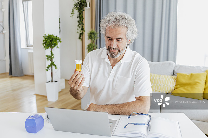 通过视频通话与医生在线交流图片素材