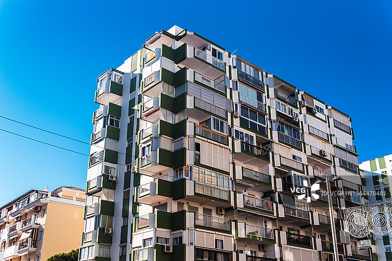 西班牙海岸典型的绿色住宅楼。图片素材
