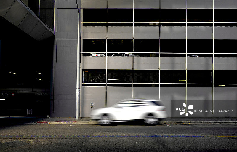 停车场前的行驶车辆图片素材