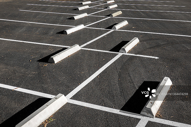 空荡荡的停车场图片素材