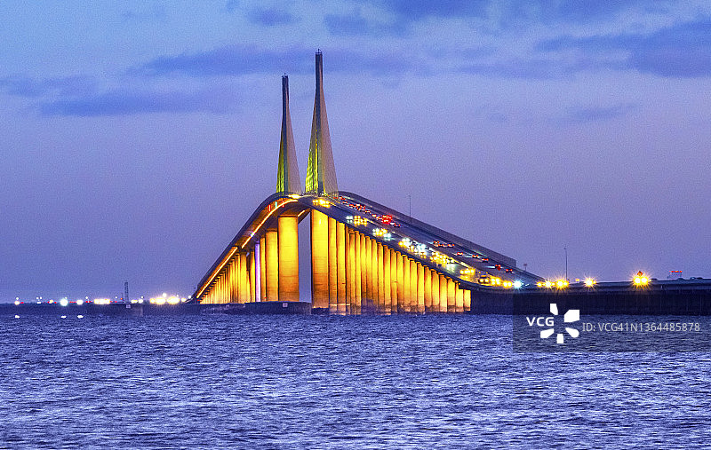 阳光天路大桥，黄色灯光，圣彼得堡，佛罗里达州，坦帕湾图片素材