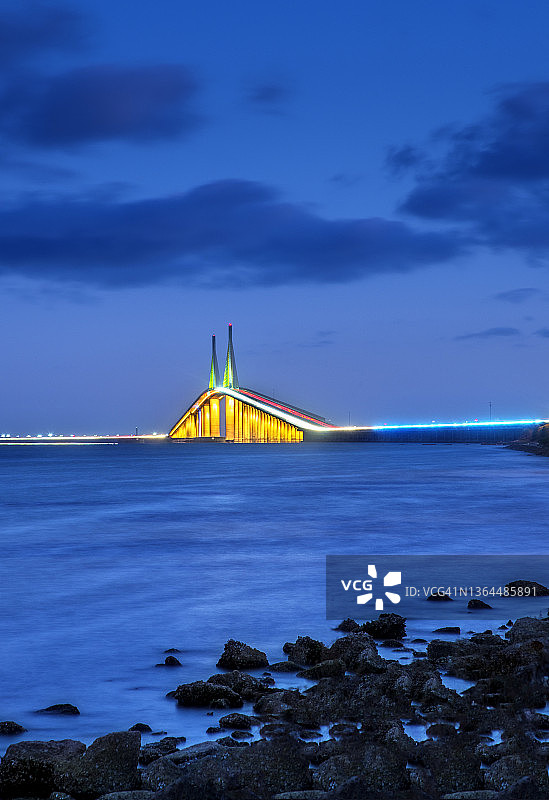 阳光天路大桥，黄色灯光，圣彼得堡，佛罗里达州，坦帕湾图片素材