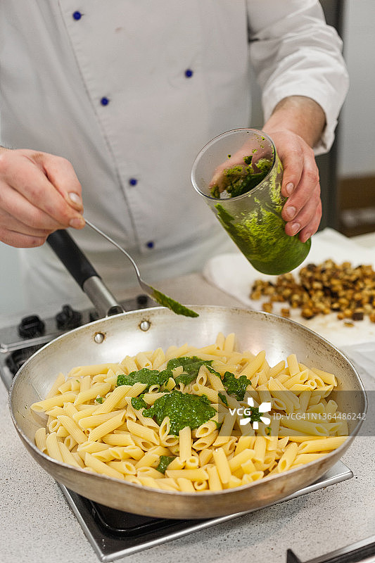 专业餐厅厨房：制作意大利面图片素材
