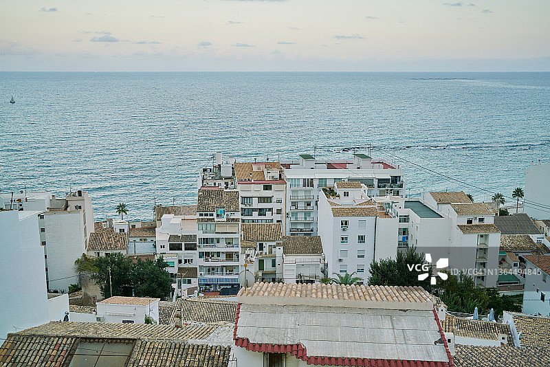 西班牙阿利坎特省阿尔特亚山区海岸线和旧屋顶的阳光景色图片素材