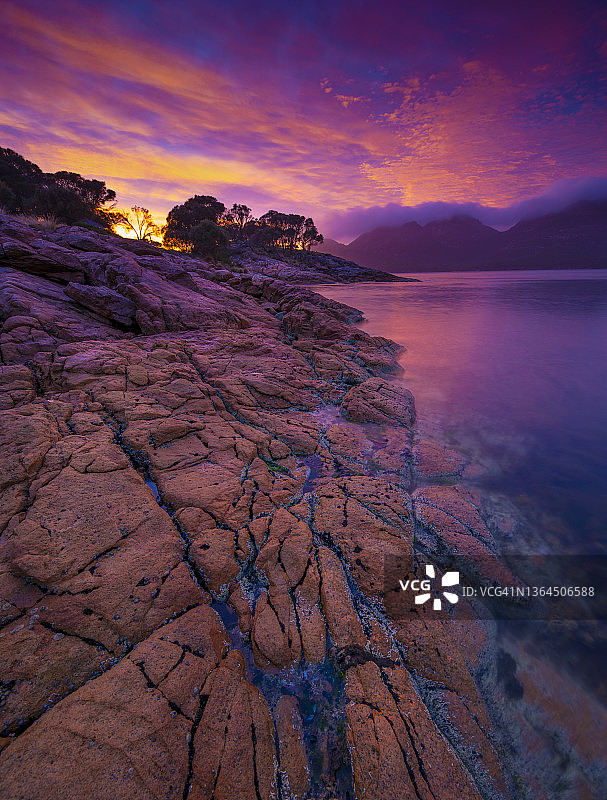 塔斯马尼亚东海岸菲欣纳国家公园的日落色彩图片素材
