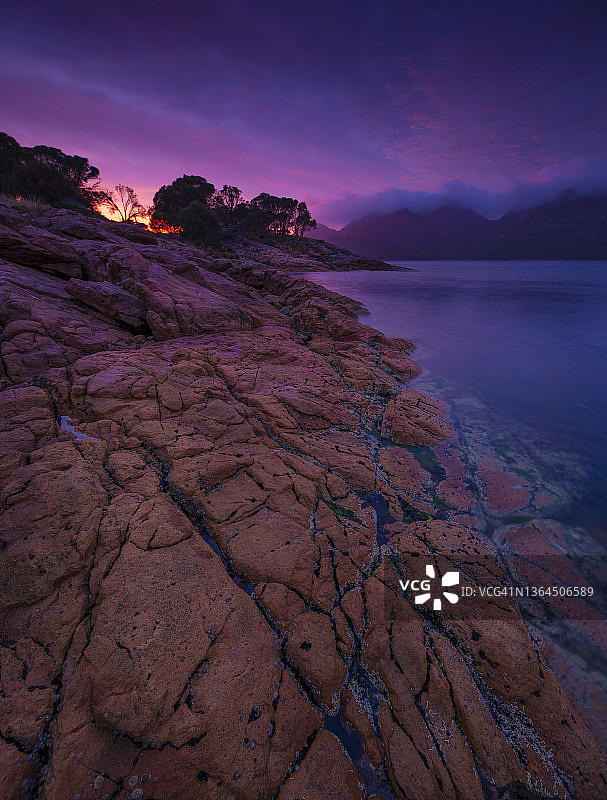 塔斯马尼亚东海岸菲欣纳国家公园的日落色彩图片素材