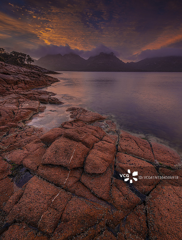 塔斯马尼亚东海岸菲欣纳国家公园的日落色彩图片素材