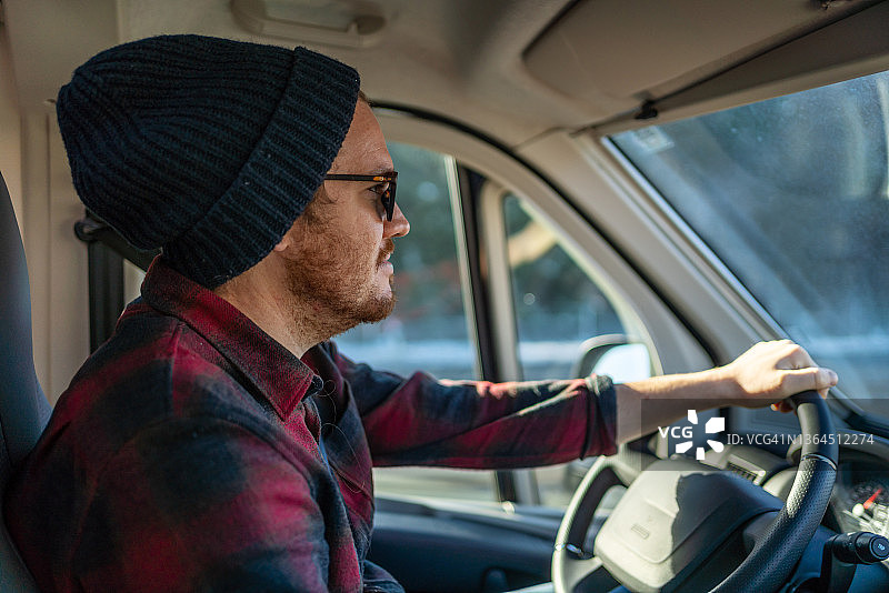冬季驾车的男人肖像图片素材