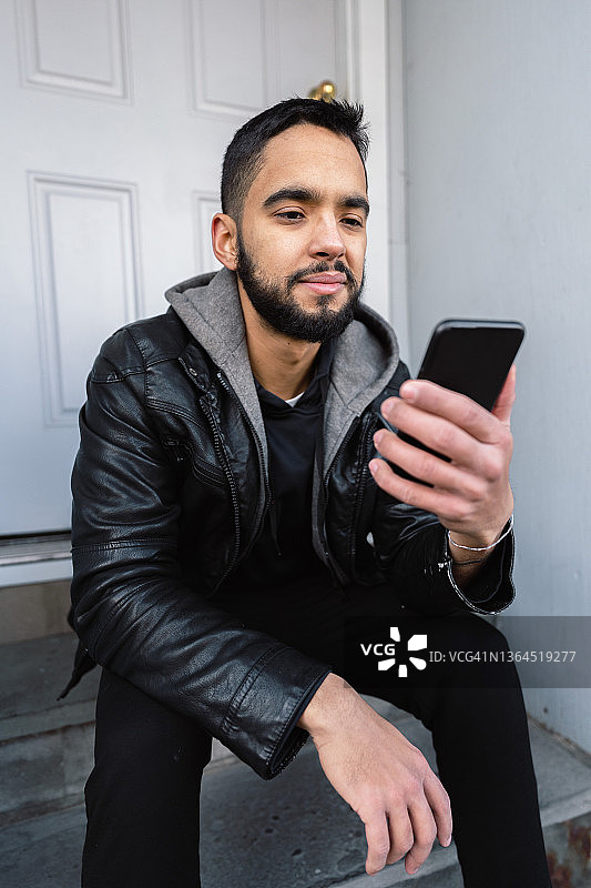 视频通话中的拉丁裔男孩图片素材