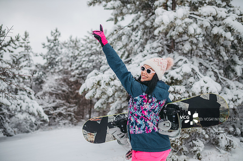 滑雪的年轻女子图片素材