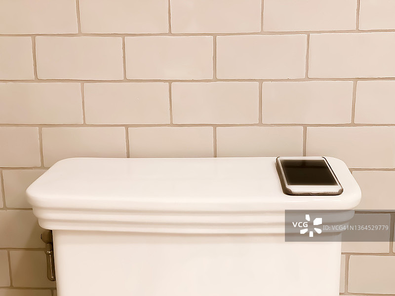 手机礼仪与卫生：智能手机该不该放进卫生间？图片素材