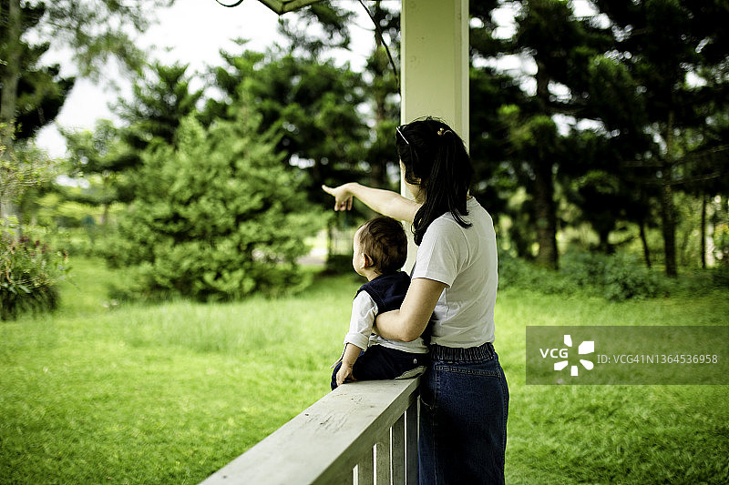 快乐的母亲和宝宝图片素材